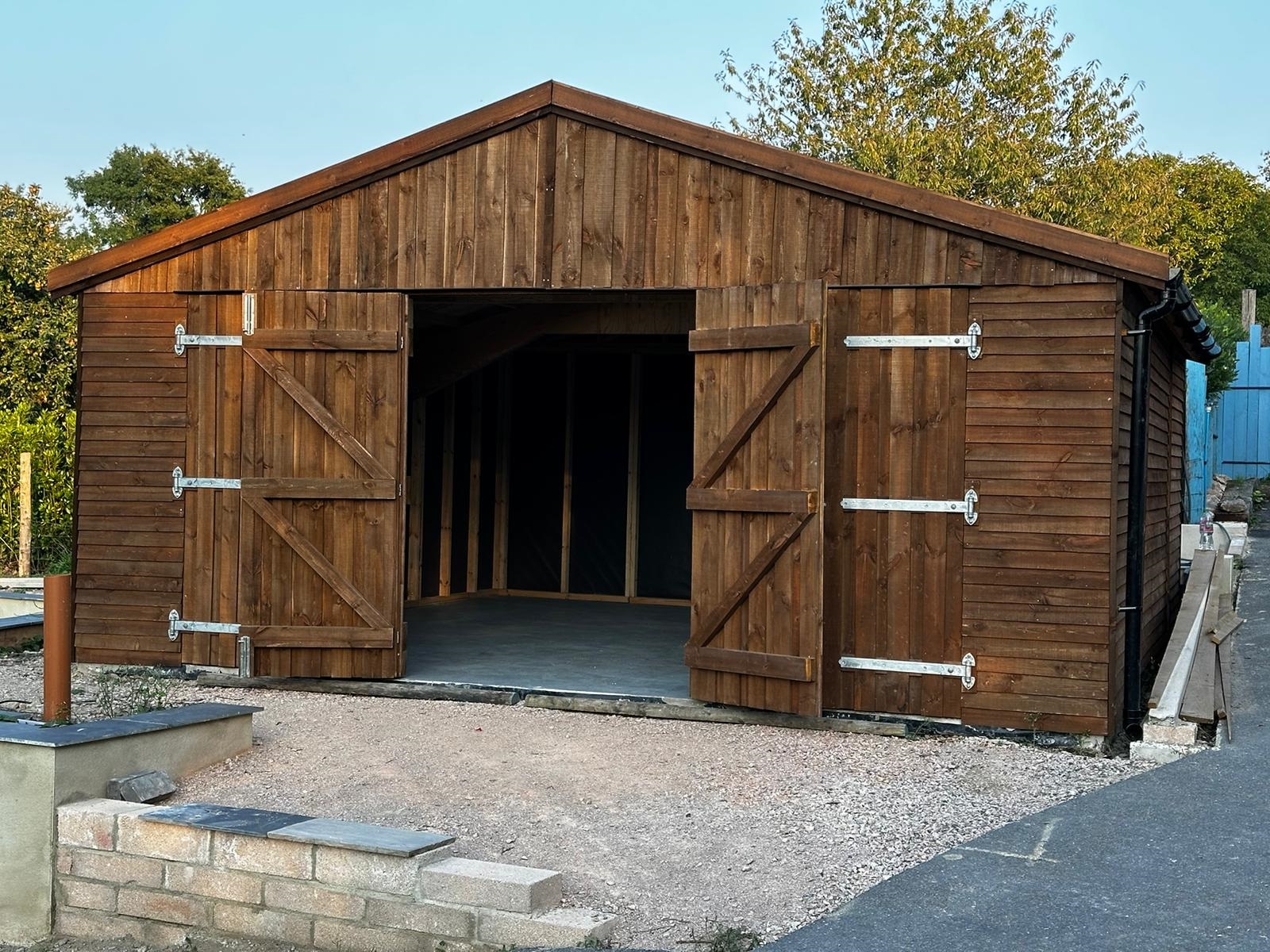 J55-garage-with-bifold-doors